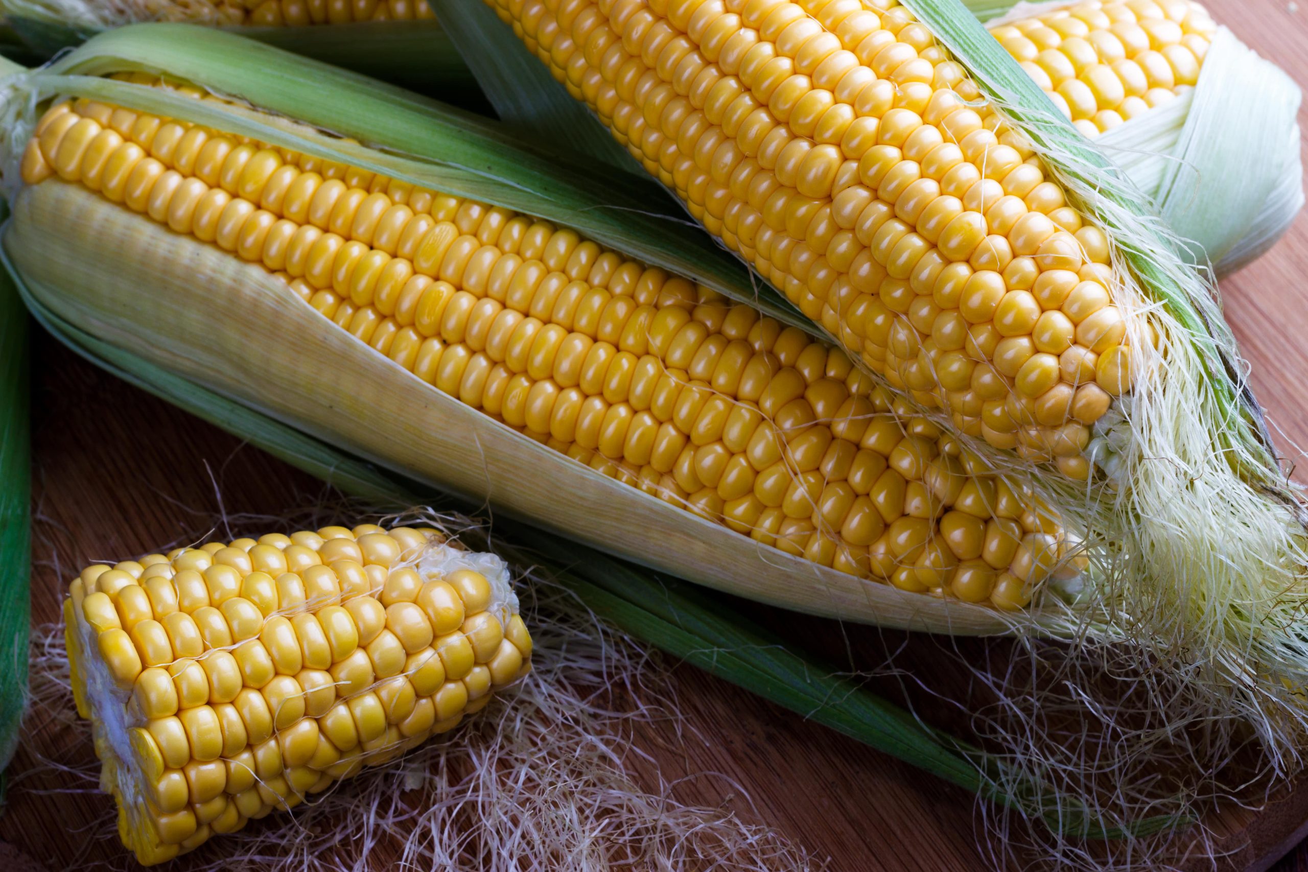 fresh-corn-on-cobs-2021-08-26-23-03-59-utc-min